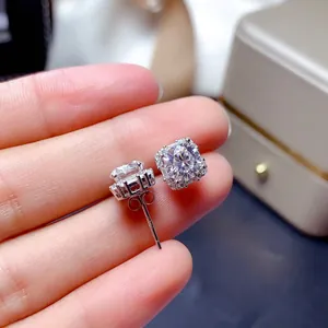 Primer plano de pendientes de moissanita con halo cuadrado y acabado en plata brillante