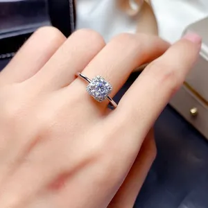 Primer plano detallado de un anillo halo de moissanite de 2 quilates con corte cuadrado