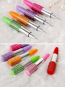 Primer plano de bolígrafos creativos con forma de lápiz labial y pedrería brillante