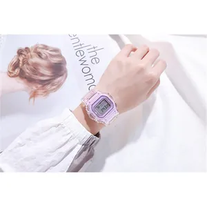 Nahaufnahme einer rosa transparenten Digitaluhr am Handgelenk in einem Lifestyle-Szenario