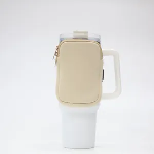 Φορητή μπεζ θήκη νεοπρενίου για κύπελλο 40oz με διπλές τσέπες για τηλέφωνο και κάρτες.