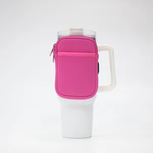 Λεπτομέρεια της ροζ θήκης ποτηριού 40oz με διπλές τσέπες με φερμουάρ για ασφάλεια