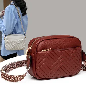 Elegante borsa a tracolla bordeaux con cuciture a chevron e ampia tracolla regolabile