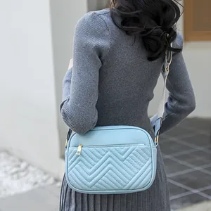Elegante borsa a tracolla trapuntata azzurra con ampia tracolla in tessuto per donna