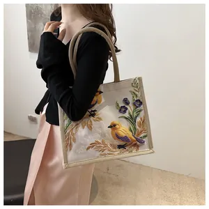 Seitenansicht der eleganten Baumwoll-Leinen-Tasche mit exquisiter Vogel- und Blumenstickerei