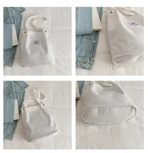Vista dettagliata della borsa tote in velluto a coste bianco con trama del tessuto fine