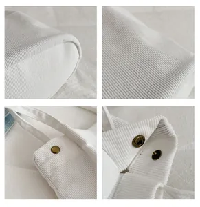 Dettagli macro di borsa in velluto a coste bianca con trama del tessuto e bottone magnetico