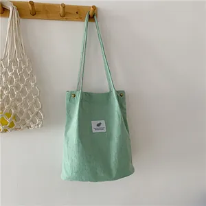Borsa a tracolla minimalista in velluto a coste verde chiaro con grande capacità.