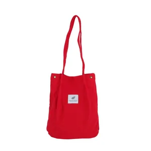 Borsa a spalla in velluto a coste rosso da donna, grande borsa dal design sobrio.