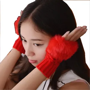 Elegantes guantes de punto rojos de invierno sin dedos para mujer con borde de piel sintética