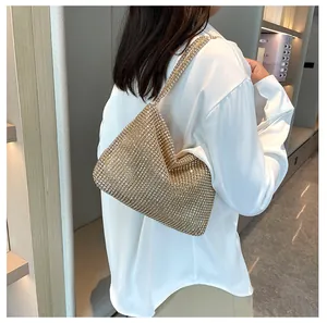 Elegante vista trasera de mujer llevando un bolso de noche de malla con pedrería dorada