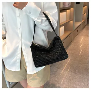 Elegante bolso de hombro con diamantes de imitación negros para mujer con camisa blanca
