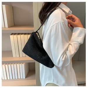 Bolso de hombro elegante con diamantes de imitación negros en modelo con camisa blanca