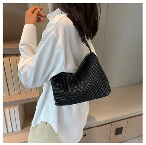 Primer plano de un bolso de hombro con brillantes pedrería negra en una modelo