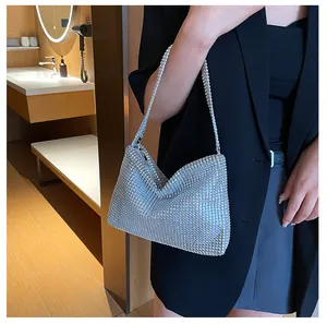 Vista detallada de un bolso de hombro con diamantes de imitación en un ambiente moderno y chic