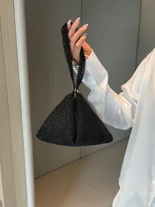 Bolso de muñeca triangular de cristal negro elegante con detalle de malla brillante