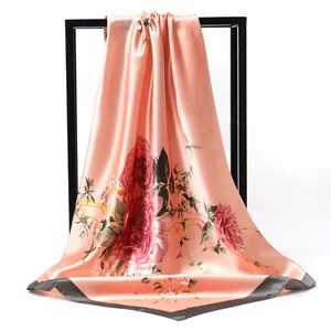 Pfirsichfarbenes 90cm Satin-Viereckstuch mit elegantem rotem Blumendruck und grauem Rand