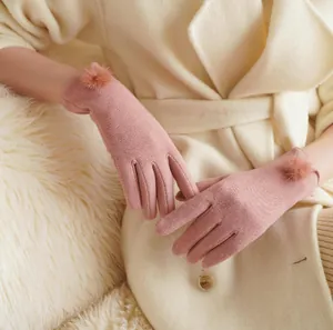 Detail van roze warme winterhandschoenen met elegante pompon en fleece voering