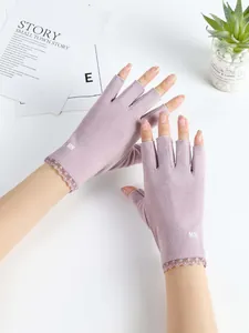 Detail van paarse vingerloze handschoenen met een elegante kanten bies en logo