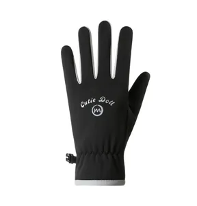 Detailweergave van zwarte winter fietshandschoen met Cutie Doll logo en elastische pols