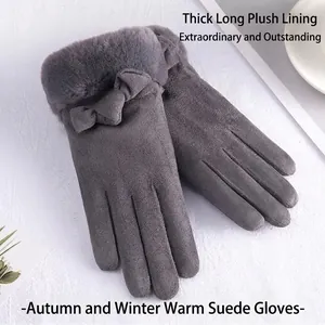 Detailweergave van grijze suède handschoenen met pluche bontmanchetten en strik.