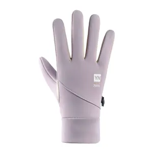 Gedetailleerde macro-weergave van het YN Change-merklogo op lavendelkleurige winterhandschoenen