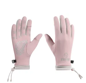 Detail van roze winterhandschoenen met fleecevoering en open vingerontwerp voor fietsen