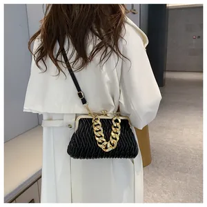 Elegante borsa a cornice plissettata nera con manico a catena dorata e tracolla