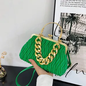 Sac à main plissé vert vif avec grosse chaîne dorée et poignée en métal élégante