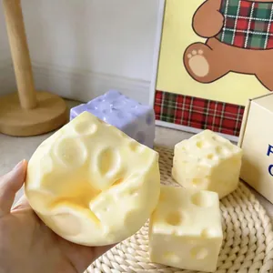 Vista dettagliata di un realistico giocattolo squishy a forma di formaggio antistress