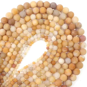 Gros plan de perles de jade jaune naturel mat pour la création de bijoux DIY artisanaux
