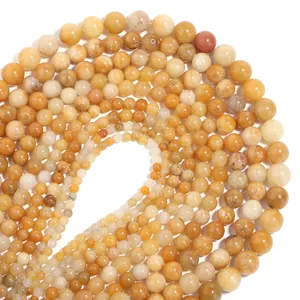 Vue macro de perles de jade jaune naturel de différentes tailles pour la création de bijoux.