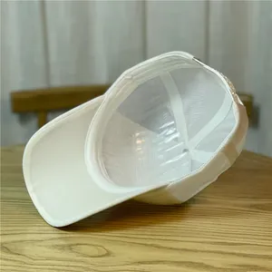 Vista detallada que muestra la malla blanca transpirable y la estructura interna de la gorra.