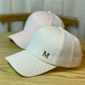 Gorra de béisbol de malla para mujer con patrón de cuadros y logotipo M metálico