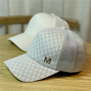 Elegante gorra de béisbol de malla con patrón de cuadros brillantes y logo M de strass