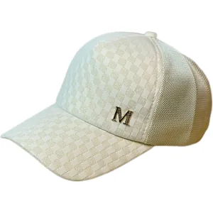 Gorra de béisbol de malla a cuadros blanca con logo M para mujer