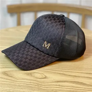 Gorra de béisbol de malla negra para mujer con patrón de cuadros y logo M dorado