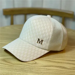 Gorra de béisbol beige para mujer con diseño de cuadros, malla y detalle de logo M.