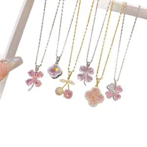 Doux colliers trèfle à quatre feuilles rose et cerise avec zircons pour femmes.