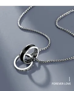 Detailweergave van in elkaar grijpende ringen op een zilveren boxketting van staal
