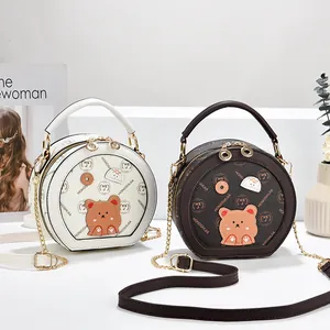 Sac bandoulière rond mignon avec appliqué ours et bandoulière chaîne dorée pour femme
