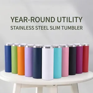 Une rangée de gobelets minces de 20 oz en acier inoxydable aux couleurs vives poudrées