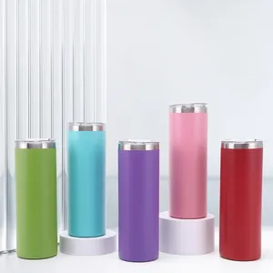 Détails de cinq gobelets colorés de 20oz en acier inoxydable au fini mat élégant.