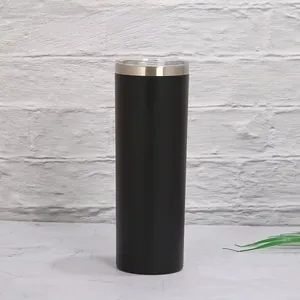 Gros plan d'un gobelet isotherme en acier inoxydable noir mat de 20oz avec son couvercle