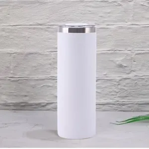 Vue rapprochée du fini blanc mat lisse sur un gobelet de sublimation en acier inoxydable de 20 oz