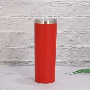 Vue détaillée du gobelet droit en acier inoxydable rouge mat de 20 oz avec couvercle