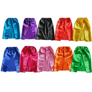 Múltiples capas de superhéroe de satén de colores para juegos de niños.