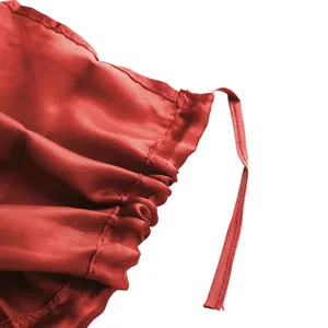 Detalle de cerca del borde de la capa roja de superhéroe con costuras y cinta de amarre