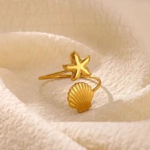 Vista ravvicinata di un anello a tema marino con conchiglia e stella marina dorata