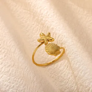 Dettaglio ravvicinato dell'anello dorato serie oceano con stella marina e conchiglia